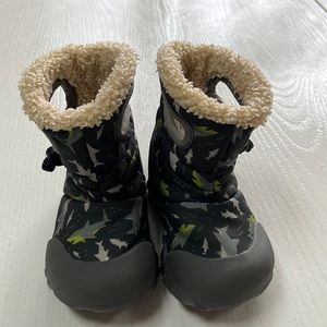 Bogs snow boots. Toddler/baby size 6. Shark pattern